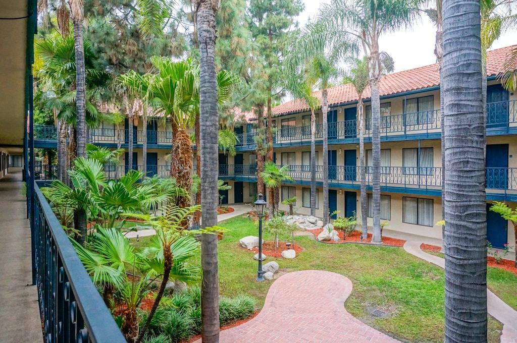 Vanllee Hotel Covina Eksteriør billede
