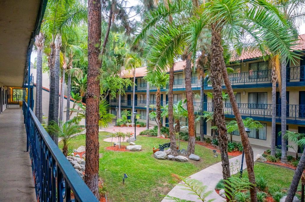 Vanllee Hotel Covina Eksteriør billede